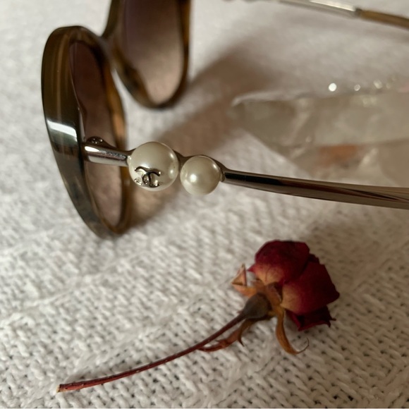 CHANEL Sunglasses Pearls & CC Logo - Picture 11 of 16